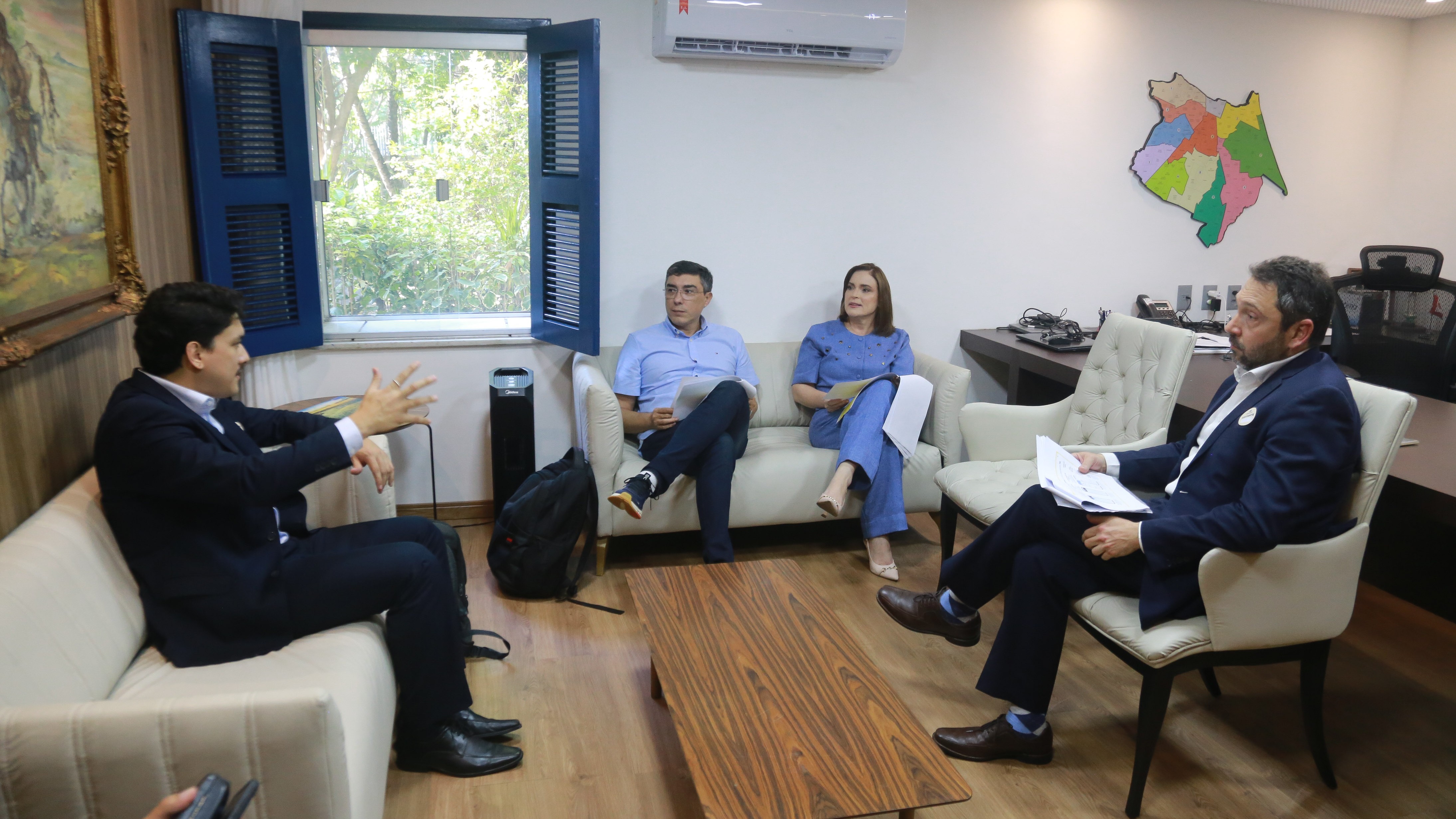 grupo de pessoas reunidos em uma sala